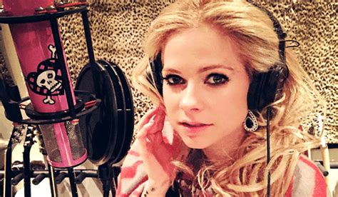 Five Best Pictures Of Avril Lavigne No Makeup Comparison Layla Hair