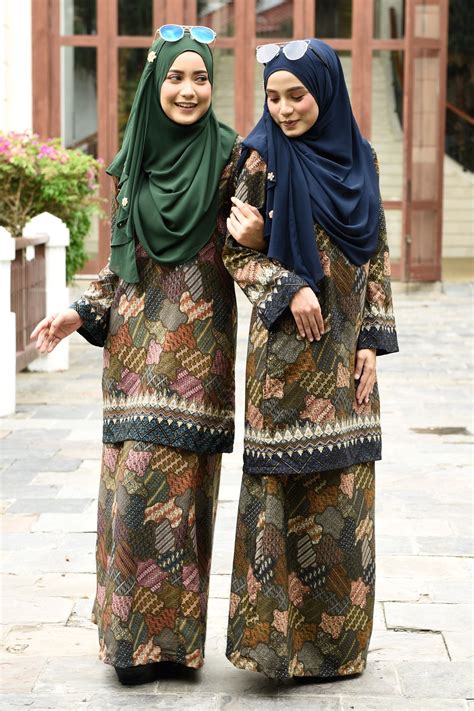 باجو كوروڠ) is a traditional malay costume which loosely translated as enclosed dress. Baju Kurung Batik Nadaa' - Green - MuslimahClothing.Com