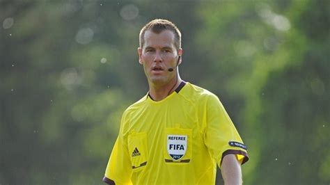 Diese seite liefert eine übersicht über alle einsätze des schiedsrichters danny makkelie in der saison 20/21 inklusive der gezeigten karten und der gegebenen elfmeter. Arbitragem de futebol: Makkelie vai arbitrar a final do ...