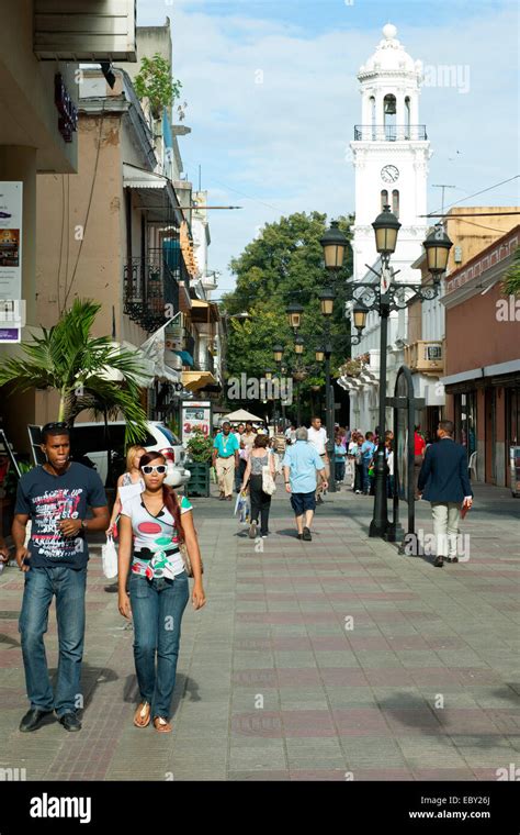 dominikanische republik santo domingo zona colonial blick durch die calle el conde zum parque