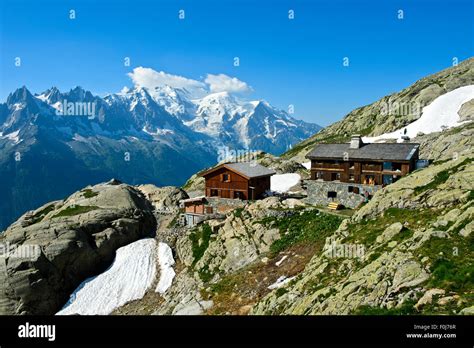 Chalet De Montagne Refuge Du Lac Blanc Vue Vers Le Massif Du Mont