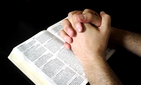Gambar Penulisan Jari Lengan Alkitab Merapatkan Kas Doa