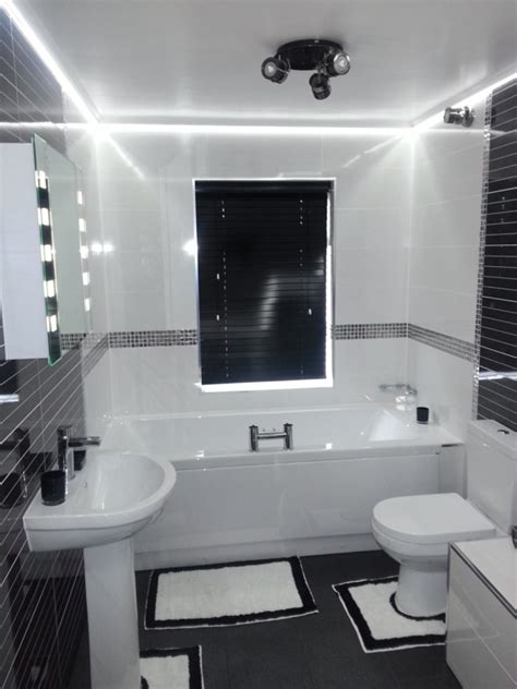Ein badspiegel mit integrierter beleuchtung ist vor allem dann sinnvoll, wenn dein badezimmer keine fenster hat, durch die tageslicht hineinkommen kann. 1001+ Ideen für Badbeleuchtung Decke - effektvolle und ...