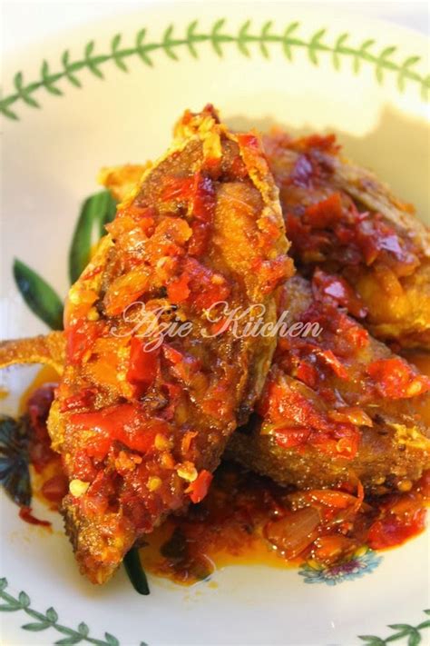 Sajian ikan mas goreng kering adalah salah satu menu hidangan utama yang lezat. Ikan Goreng Berlada Stail Minang Yang Mudah - Azie Kitchen