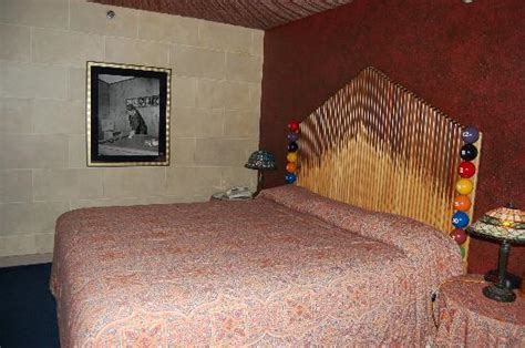 Elvis upstairs bathroom counter & sink. Graceland suite/ bedroom - Picture of Elvis Presley's ...