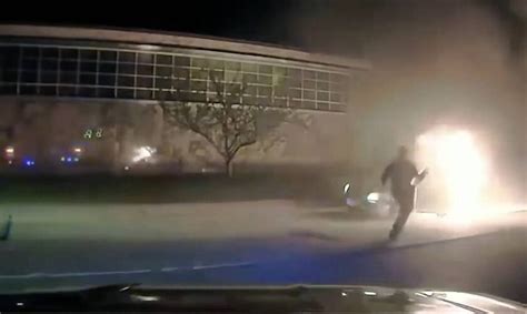 ΗΠΑ Σοκαριστικό βίντεο από τη στιγμή που αστυνομικοί βγάζουν 84χρονο από φλεγόμενο όχημα