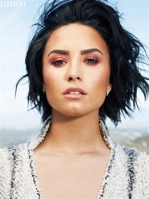 Die haare links am kopf abrasiert, der rest über den kopf gestylt. Pin van Blabla :) op Demi Lovato Beauty | Kapsels, Haar ...