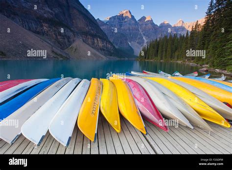 Canoe Colorate Al Lago Moraine Nella Valle Dei Dieci Picchi Il Parco