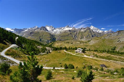 Stáhněte si offline mapy a šetřte tak data. Fotogalerie Švýcarsko - Walliské Alpy (2): Zermatt ...