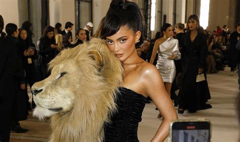 Kylie Jenner Thinks Wearing A Lions Head Is “beautiful” Her Fans