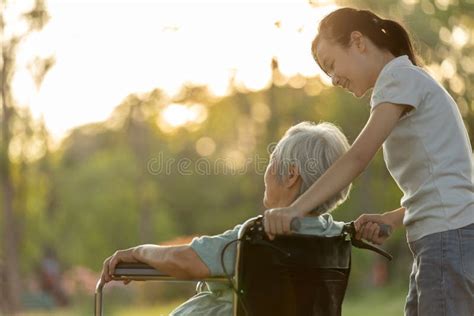 Feliz Anciana Asiática Con Su Familia Paseando En El Parque Urbano Al
