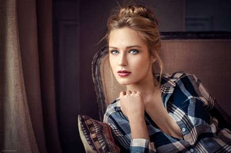 Model Looking At Viewer Cleavage Women Eva Mikulski Blue Eyes