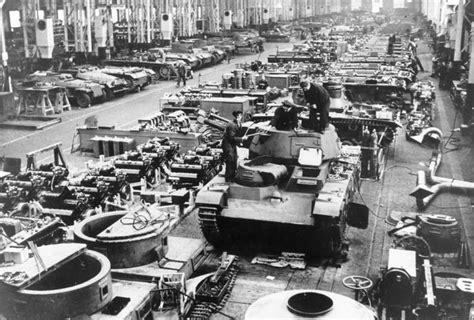 Neubaufahrzeug Tank In Factory World War Photos