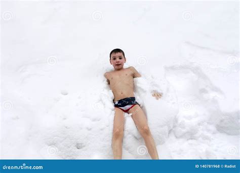Niño Desnudo Que Miente En Nieve Foto De Archivo Imagen De Congelado Recurso 140781968
