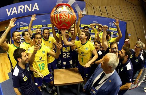 Each team tries to score points by grounding a ball on the other team's court under organized rules. Vôlei: Brasil vira sobre a Bulgária e se classifica à ...