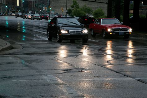图片素材 行人 交通 街 汽车 晚 雨 主动 沥青 车辆 车道 停车场 梅塞德斯 Pluie 循环 威斯康星州