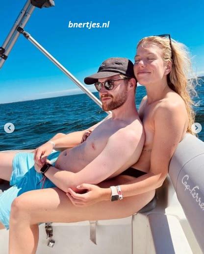 Linda De Munck Topless Op Een Boot Bn Ertjes