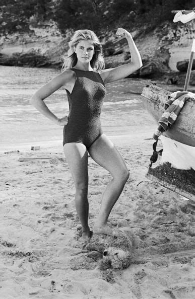 Actress Candice Bergen strikes a swimsuited pose on a beach she is Hollywood clásico