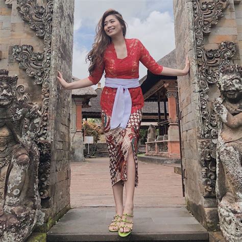 Set Kebaya Bali Balinese Outfit Top Skirt Fesyen Wanita Pakaian