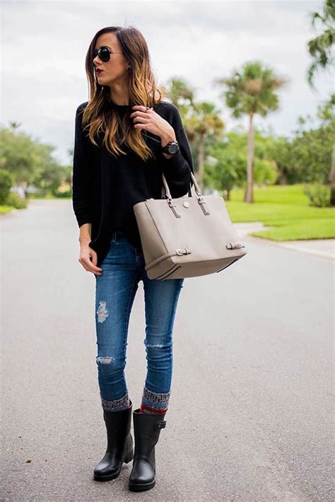 27 Stylish Outfits With Rain Boots That Really Make A Splash Rainboots Outfit Rain Boots