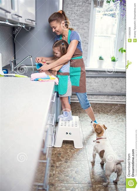 Madre E Hija En Casa En Los Platos Que Se Lavan De La Cocina Foto De
