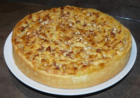 Généreusement parfumée, elle sent bon ma normandie natale. Tarte aux pommes et aux amandes - Bonheurs sucrés