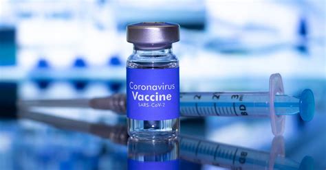 Dać przykład, że szczepienia są bezpieczne, przeciąć spekulacje o spiskach i niebezpieczeństwie. Szczepionka na Covid-19 z fabryki Polfy Tarchomin. Trwa ...