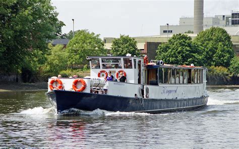 This wide beam is fitted with the latest mod cons including a compact study area with a desk and computer with wifi access. River Boats: Hire Boats River Thames