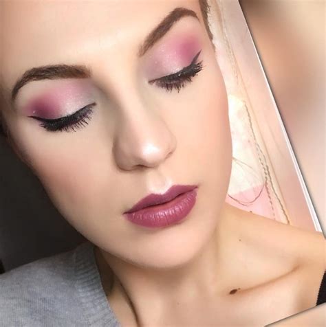 More information about pink eyeshadow makeup is available on the website makeup4me.net. Pink Eyeshadow Is A Soft And Feminine Makeup Trend | BEAUTY