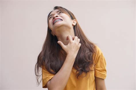 Premium Photo Asian Woman Having An Itchy Throat