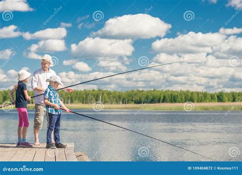 Familia Feliz En La Pesca Padre Hijo E Hija Con La Pesca Foto De