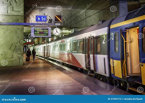 Passengers By Train Platform Stock Image Image Of Peron Destination
