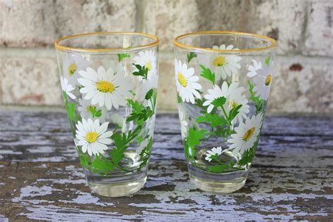 Set Of 2 Libbey Glass Tumblers With Daisy Floral Design And