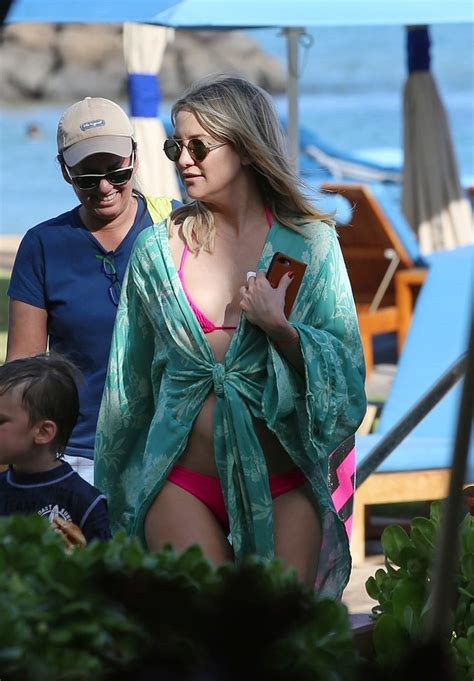 Kate Hudson é flagrada de biquíni durante férias com a família no Havaí Celebridades Vogue