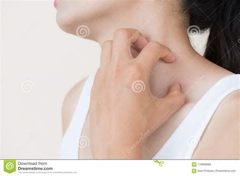 Chiuda A Mano Sul Graffio Della Mano Della Donna Il ...
