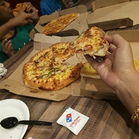 Mozzarella is a mild cheese and adding a little salt can bring flavor, but if you prefer not to or are cutting down, use dried herbs or even a pinch of chili flakes for a little added. Sedapnya Cheese Tarik Crust Pizza di Dominos - Cerita Ita