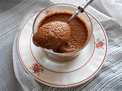 Coloque no liquidificador o creme de leite, o leite condensado e o chocolate em pó. Mousse de chocolate express Coisas simples são a receita ...