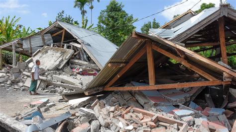 Deadly Quake Strikes Indonesian Island Of Lombok The New York Times
