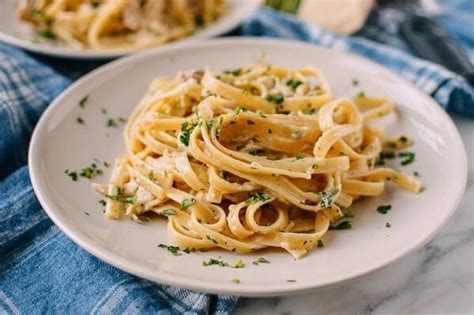 How long does it take to make alfredo sauce? Chicken Fettuccine Alfredo with Roasted Garlic - The Woks ...