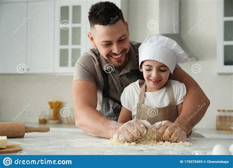 Cocina De Padre E Hija En La Cocina Imagen De Archivo Imagen De Amor