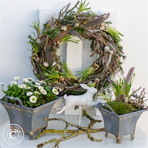 Maybe you would like to learn more about one of these? Frühlingsdeko im Garten und ein Osterhase springt auch ...
