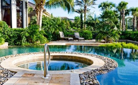 Ein eigener swimmingpool im garten steht für urlaub direkt neben der terrassentür. Swimmingpool im Garten - Landschaftsideen für Schwimmbäder