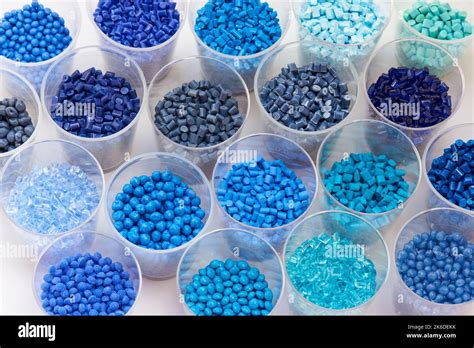 diferentes granulados de resina plástica azul para el proceso de moldeo por inyección en