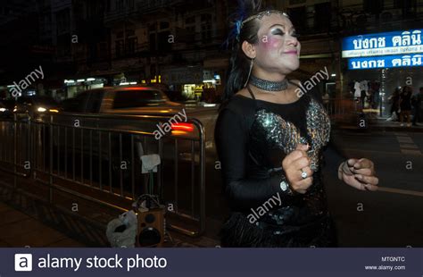 Bangkokthailand June 2017 Street Performer Dancing In The Silom