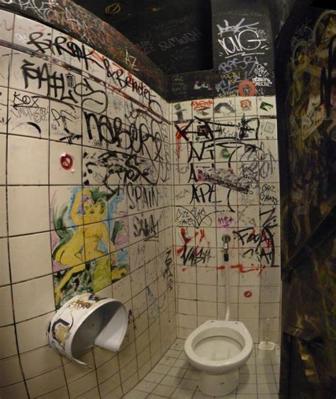 Curious Funny Photos Pictures Toilet Graffiti 16 Pics