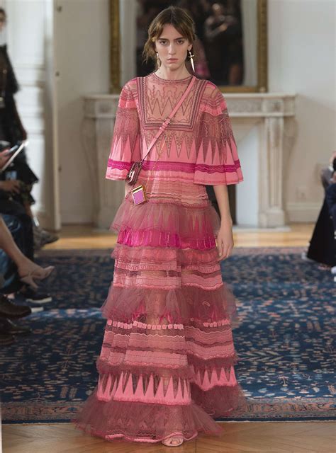 2017 (mmxvii) was a common year starting on sunday of the gregorian calendar, the 2017th year of the common era (ce) and anno domini (ad) designations, the 17th year of the 3rd millennium. VALENTINO SPRING SUMMER 2017 WOMEN'S COLLECTION | The ...