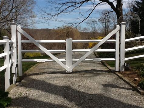 Once a thing of the past, split rail fencing is now becoming a popular landscaping trend regardless of location. Driveway Gates - Fence and Gate Styles | Riverside Fence