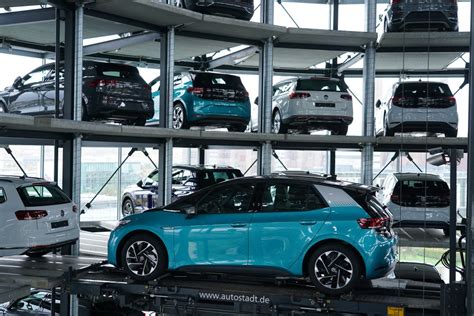 Container Ship Sinks With Luxury Cars 2022 - Cargo Ship Carrying Thousands of Luxury Cars Sinks in the Atlantic