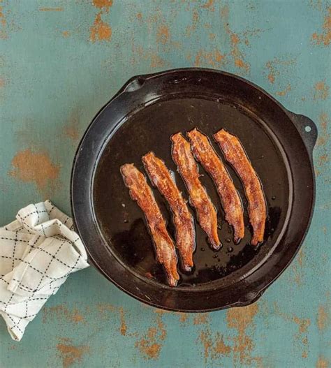 How To Cook Bacon In A Cast Iron Skillet Easy Crispy Bacon Recipe