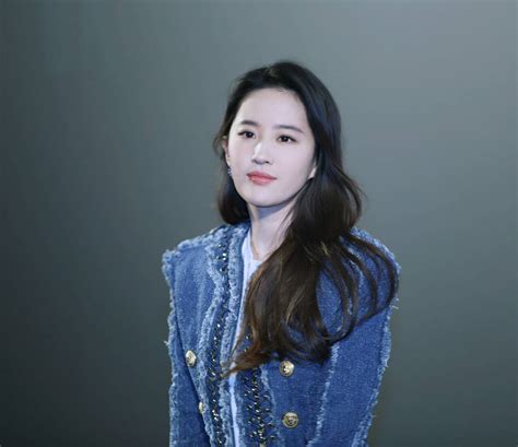 Film ini baru saja rilis kemarin, jumat, 4 september 2020 setelah sebelumnya dijadwalkan rilis tanggal 27. Lahir di Wuhan, Ini 10 Pesona Liu Yifei Pemeran Utama Film ...